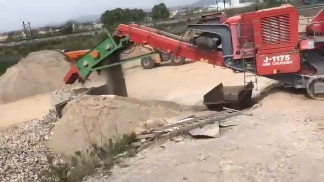JAW CRUSHER IN ACTION , CRUSHING CONCRETE BLOCKS , BRICKS , ROCKS , ASPHALT смотреть онлайн