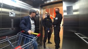 Тупой охранник "грабит покупателя" в Магните Новосибирска!!!