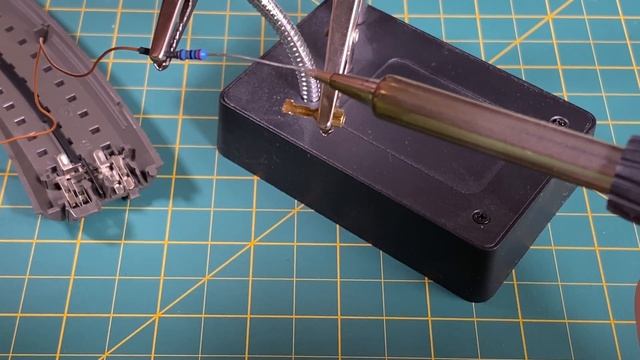 Installing Viessmann 4568 slow moving turnout mechanism in Märklin C-track (Tutorial 06) смотреть онлайн