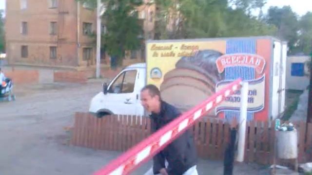 Шлагбаумом по башке смотреть онлайн