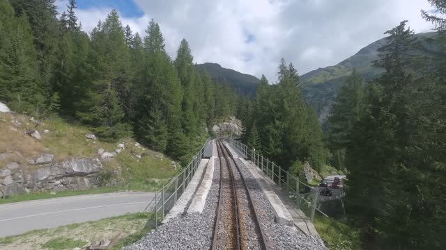 Узкоколейная железная дорога через горный перевал Фурка! 4К/60fps смотреть онлайн