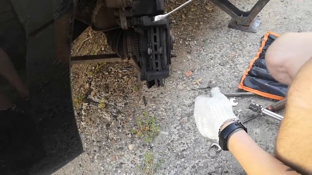 Как самому заменить передние тормозные колодки накладки ЛАДА ГРАНТА КАЛИНА ПРИОРА 2114 2110 2108 смотреть онлайн