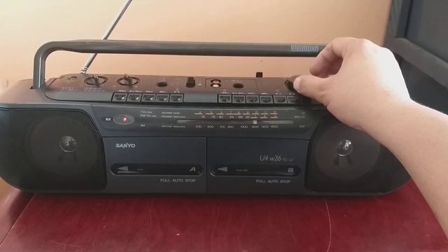 ทดสอบวิทยุเทปคู่กระเป๋าหิ้ว4ลำโพงทรงยาวโลโก้หมาใส้กรอกสวยเสียงดีSANYO U4W26 смотреть онлайн