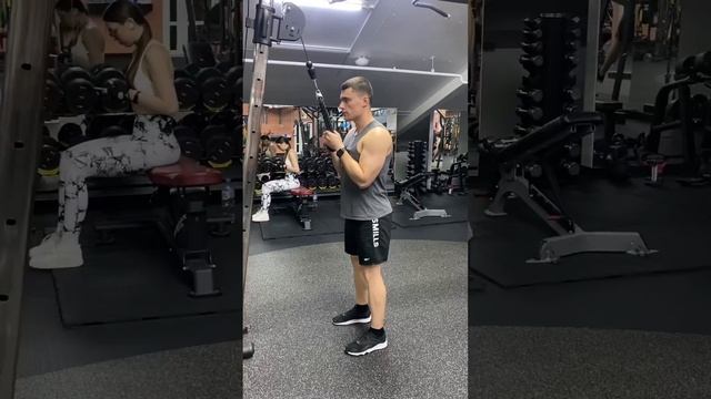 Разгибание рук с верхнего блока с канатом смотреть онлайн