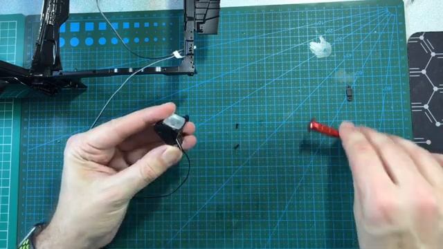 Construisez le KITT de chez ALTAYA: numéros 78: Le phare droit. смотреть онлайн