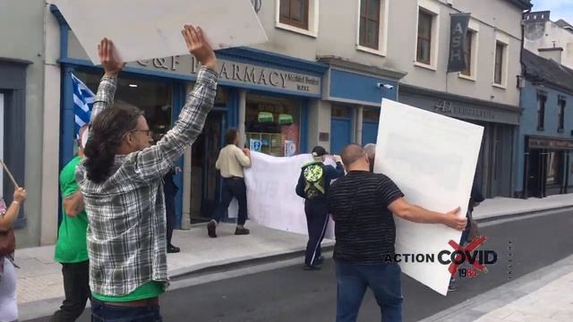 A march through the city center of Ennis смотреть онлайн