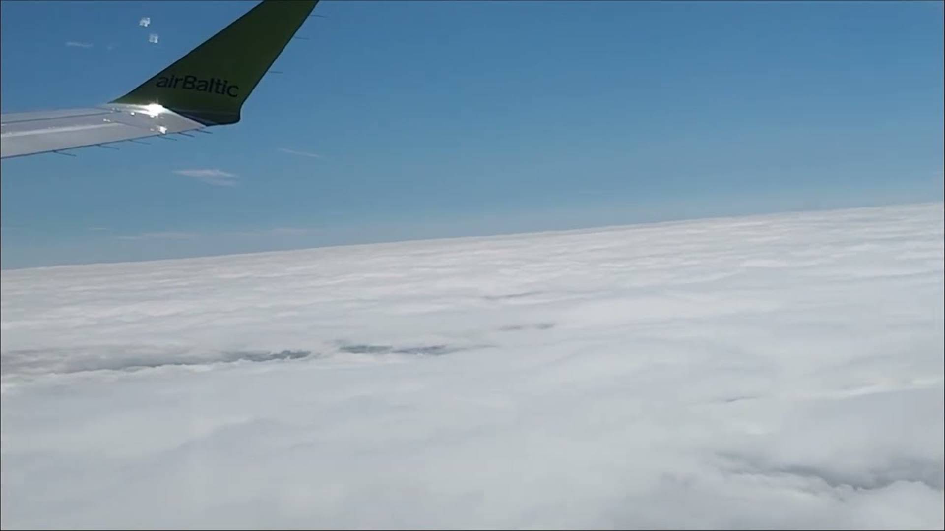 4 минуты - и над облаками, взлет самолёта без перемотки смотреть онлайн