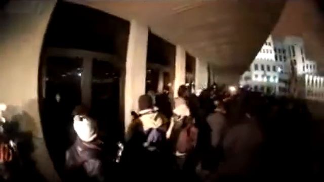 Двери_37_ Рымашевский оттесняет людей от двери+ смотреть онлайн