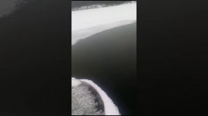 Результат аэрации водоема с помощью компрессора через камень - распылитель в период морозов