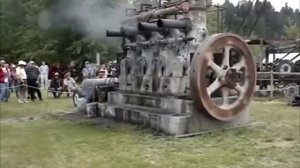 Запуск старинного дизельного двигателя