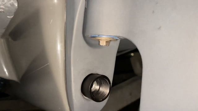 Installing an underwater LED boat drain plug. смотреть онлайн