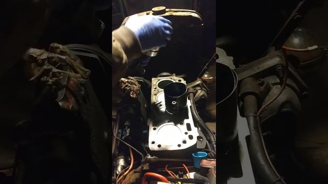 Installing new pistons b275 IH BD144... At least how I do it смотреть онлайн