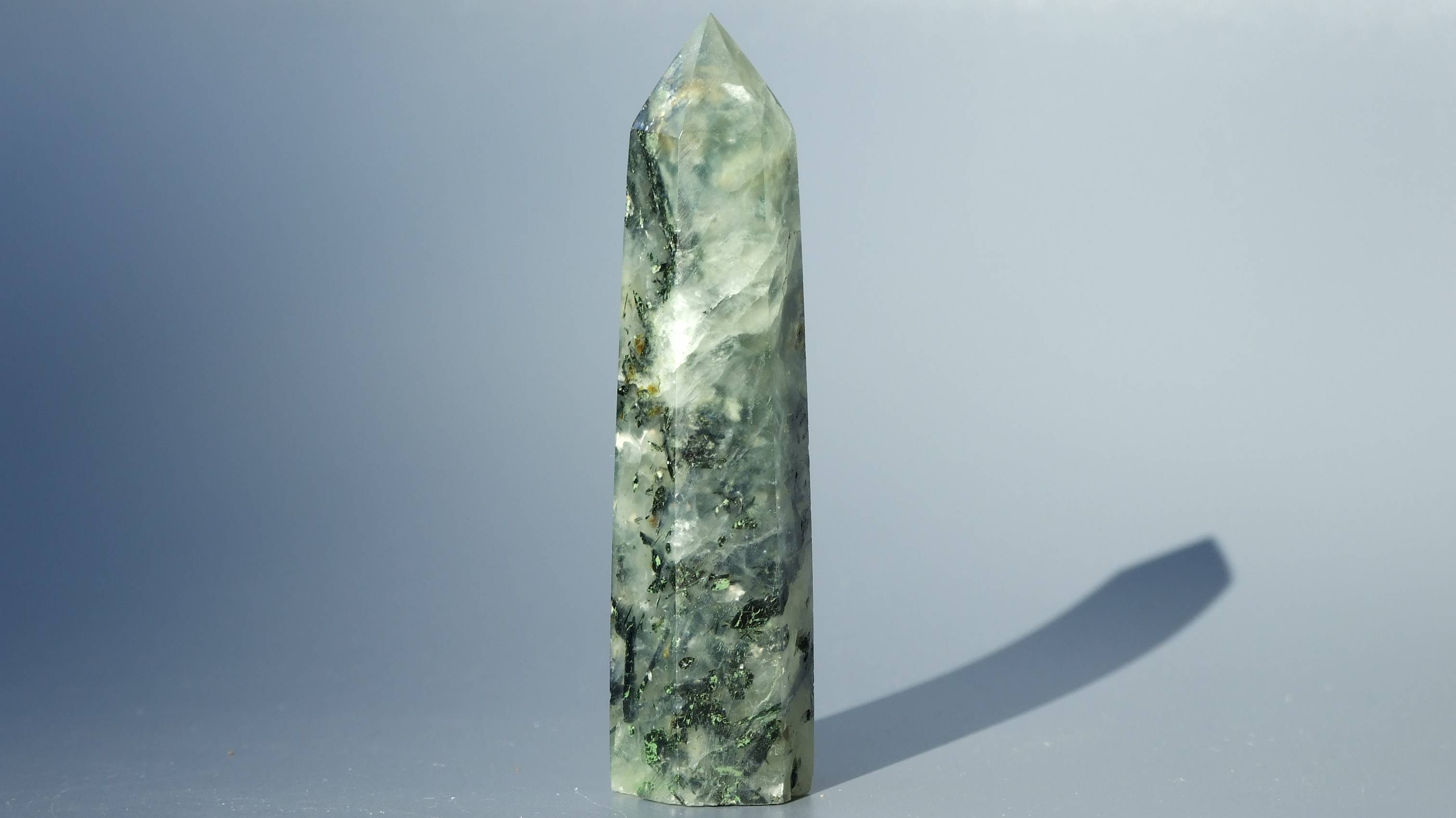 Кристалл генератор минерал Пренит (ЮАР) // 692 смотреть онлайн