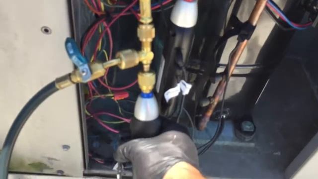 How I Check The Charge And add refrigerant using the iconnect System смотреть онлайн