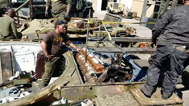 Syrian T62 Engine Installation / Установка двигателя на Сирийский Т62 смотреть онлайн