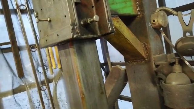 давлю прессом пики на французскую решётку.15. декабря 23г. смотреть онлайн