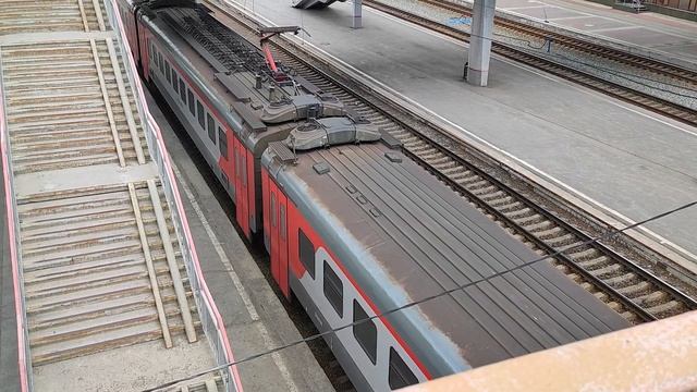 Электропоезд ЭП2Д-0096 отправляется со станции Новосибирск-Главный смотреть онлайн