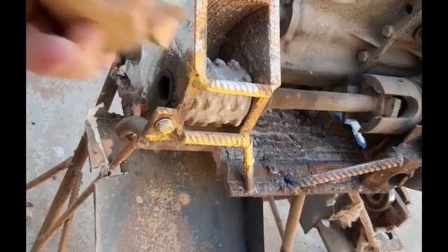 PEQUEÑO MOLINO DE PIEDRA CASERO / SMALL HOMEMADE STONE CRUSHER смотреть онлайн