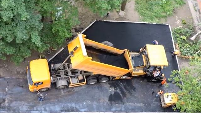 Краматорск, укладка асфальта возле дома. смотреть онлайн