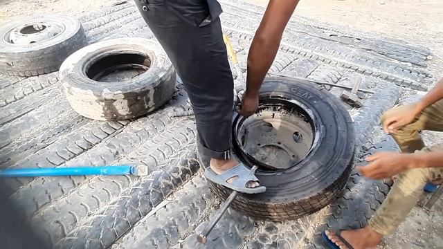 235/75/R17•5 Tyre Fitting смотреть онлайн