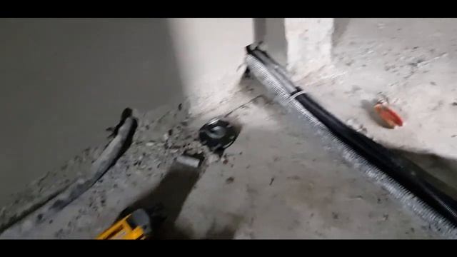 Gwoździarka DCN 890 w rękach elektryka #2 Betonowa posadzka смотреть онлайн