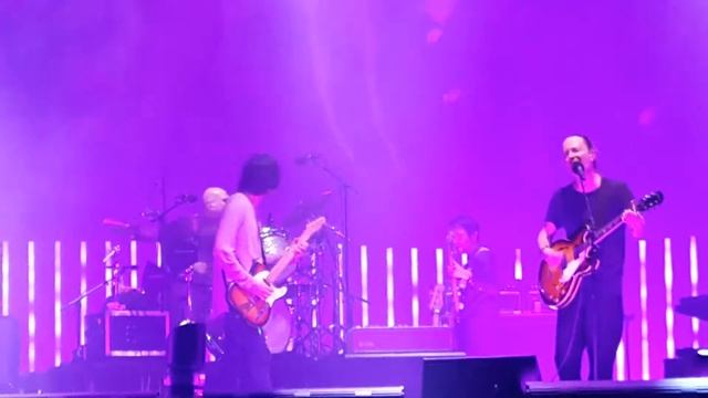 Jonny Greenwood cuddles his guitar | Radiohead | Let Down | Live@BsAs смотреть онлайн