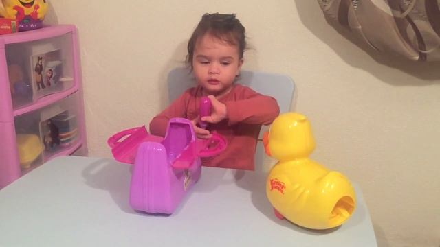 Агния лечит Утку с набором Доктор Плюшева / Doc McStaffins playing case смотреть онлайн