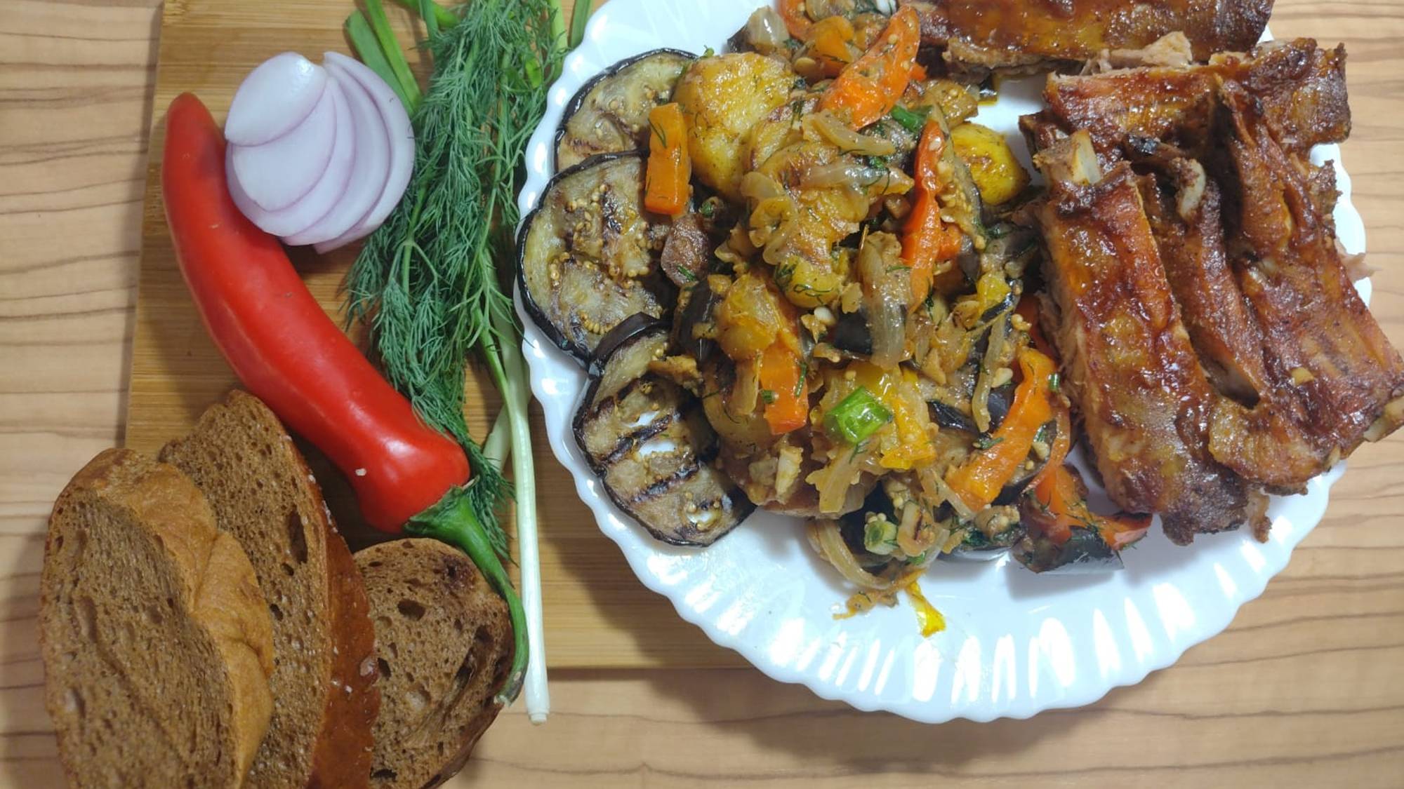 Постарался на славу! Готовлю ребра в соусе барбекю и теплый салат из баклажан, который все полюбят! смотреть онлайн