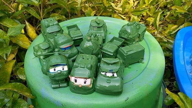Membersihkan Mainan Robocar Poli, Helly, Amber, Poli.