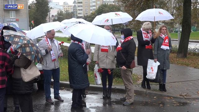 Белорусы несут цветы к Российскому посольству смотреть онлайн