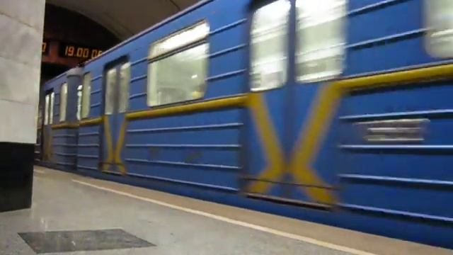 81-717.5 №10329-10330 на ст.Сырец, Киев.AVI смотреть онлайн