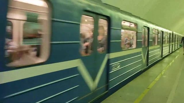 Номерной 81717 спб улетает с Озерков, + нежданный вагон 9050 в хвосте))). смотреть онлайн