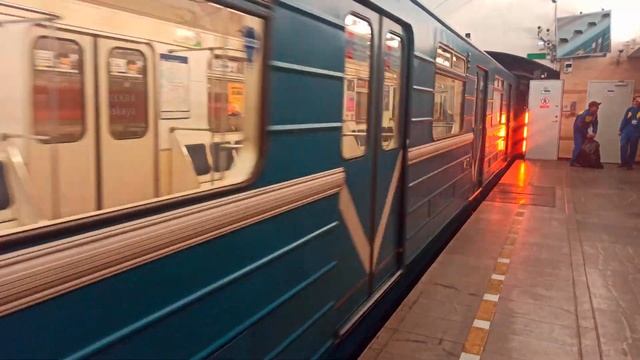 Прибытие Номерного на станцию Спасская, сразу 3 вагона с молдингами + БПСН смотреть онлайн