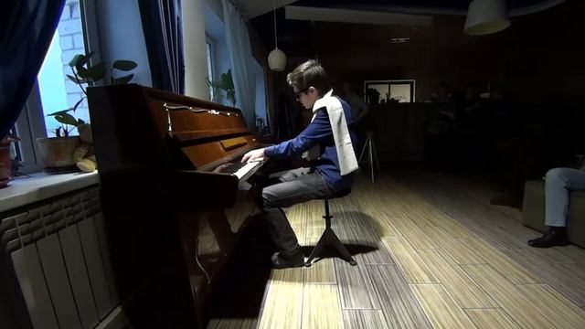 Фрагмент эстрадно-джазового выступления Артёма Штукина в антикафе "Небо" г.Калуга 7 мая 2017г. смотреть онлайн