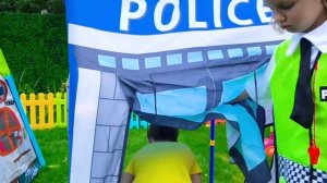 Полицейская Катя помогает папе продавцу мороженого