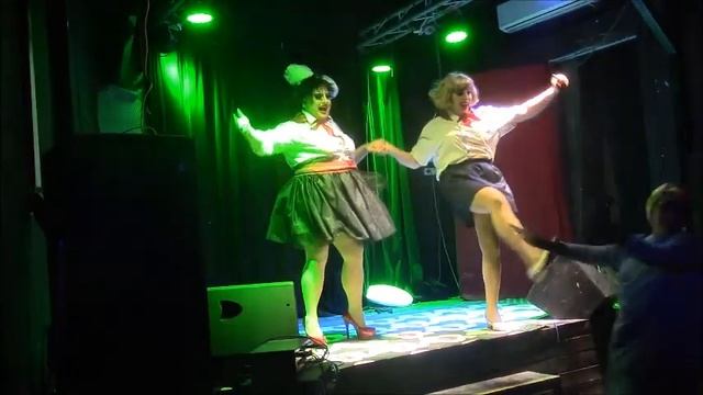 земля в иллюминаторе Diva Goldstar & Madam Kazanova & Mamasha Kuraj Teatro Grotesco 17 Gagarin TLV