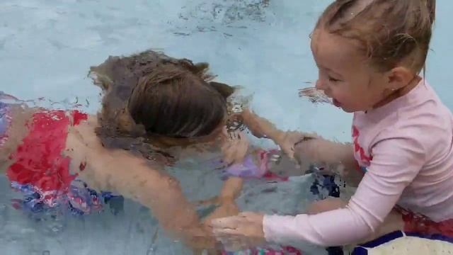 Maya&Lukas have a party at the water park! смотреть онлайн