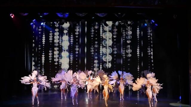 Beginning of the show in white color смотреть онлайн