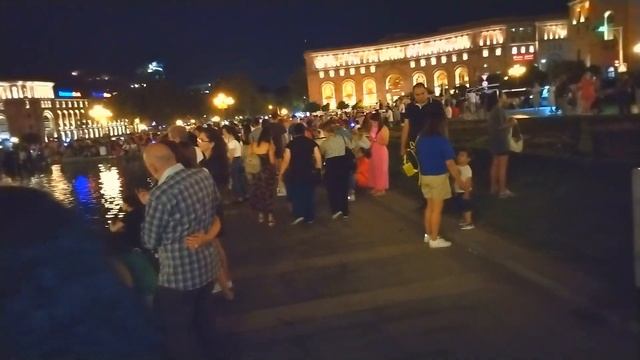 🇦🇲 Переполненные улицы в центре Еревана. Шоу поющих фонтанов на площади Республики. смотреть онлайн