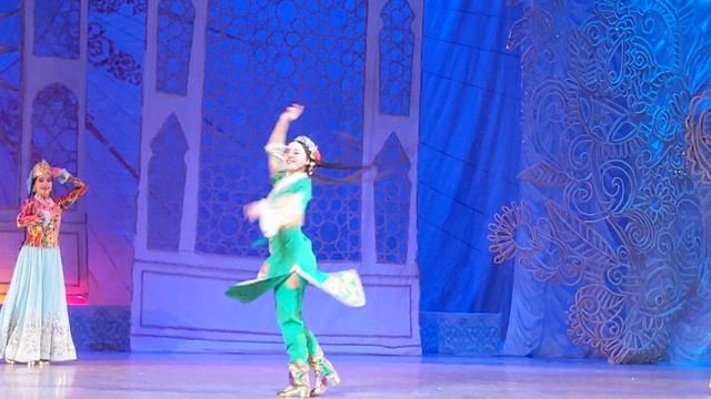 Узбек ракс Toplami ансамбль 