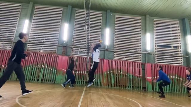 А5а дойдуну кемускээччилэр куннэригэр «Таркаайы нэьилигин»иьигэр эдэр ыччакка волейбол 🏐 курэ5э смотреть онлайн