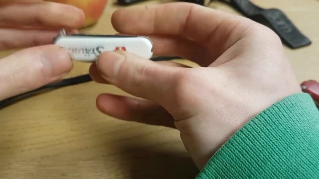 small (58 mm) vs medium (91 mm) swiss army knife, which one should you buy? смотреть онлайн