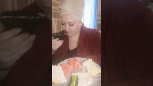 #еда #едимвкусно #едимвместе #мугбанг #едимдома #мукбанг #рыбка #онигири смотреть онлайн