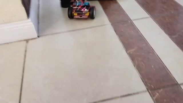Простой робот. Движение по заданному алгоритму. смотреть онлайн