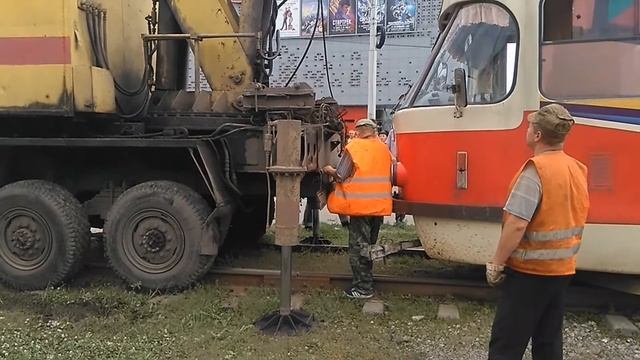 Трамвай сошел с рельс смотреть онлайн