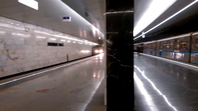 Станция метро Пятницкое шоссе, Электропоезда 81-740.1 Русич (3-й ролик) смотреть онлайн