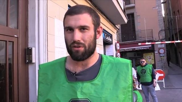 Desallotgen a la PAHC de l'oficina de CaixaBank de la plaça Major смотреть онлайн