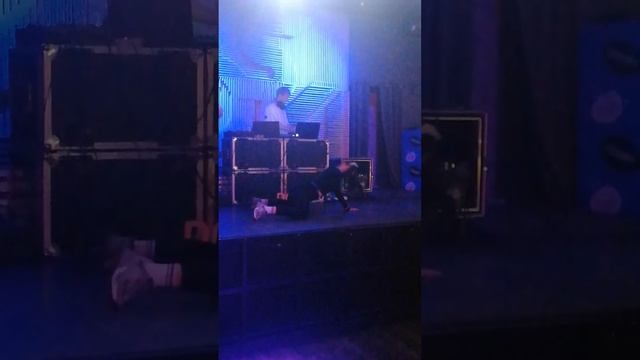 Две девушки красиво танцевали