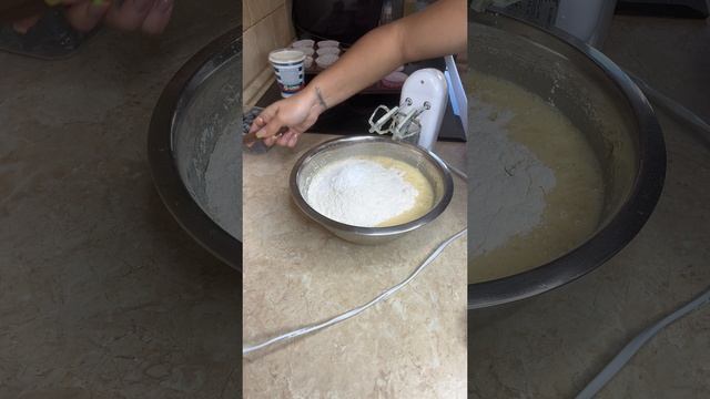 ОБЯЗАТЕЛЬНО ПОДПИШИСЬ, А Я ПОКА ПОДЕЛЮСЬ С ТОБОЙ #РЕЦЕПТОМ #СМЕТАННЫХ КЕКСОВ С ЯГОДАМИ