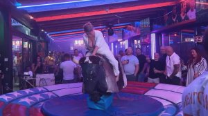 Милфа с огромными шарами скачет на  механическом быке